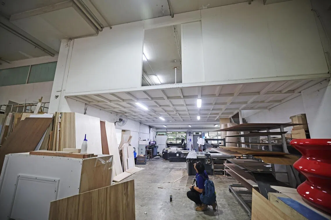 工厂内设有阁楼，但缺少防坠系统，如果工人进行高空作业可能有坠落风险。（陈渊庄摄）