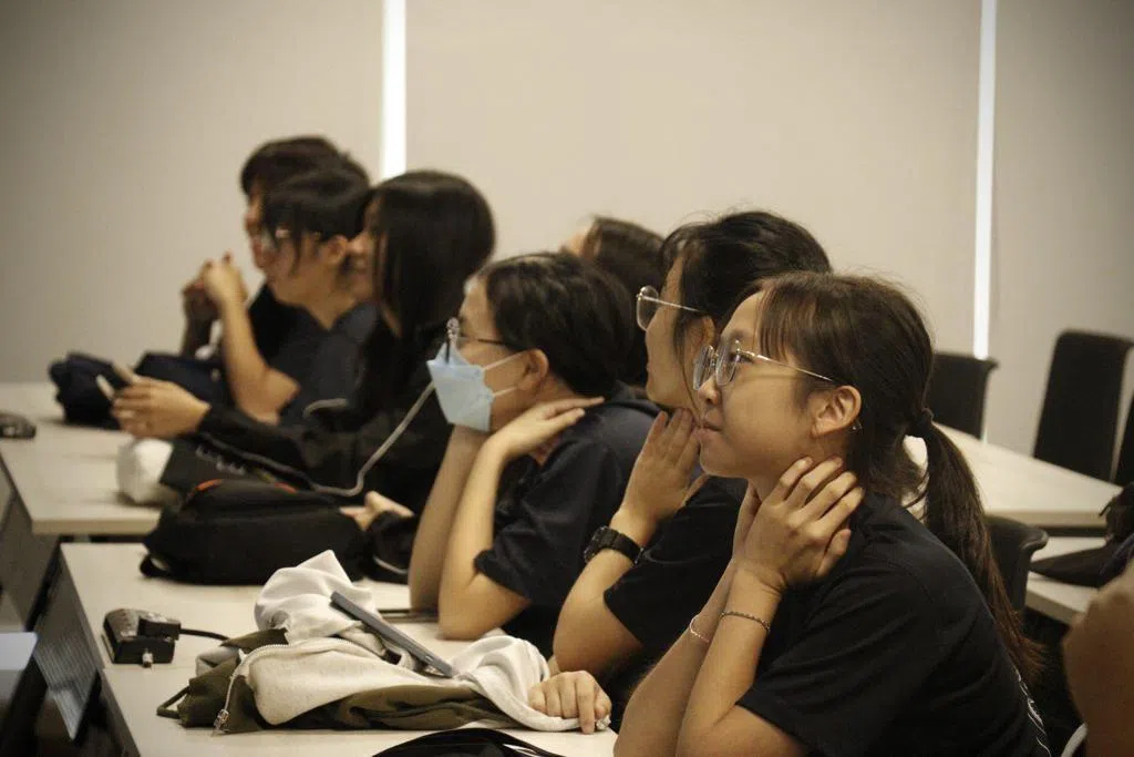 与会同学聚精会神地听演讲。（华中影音学会提供）