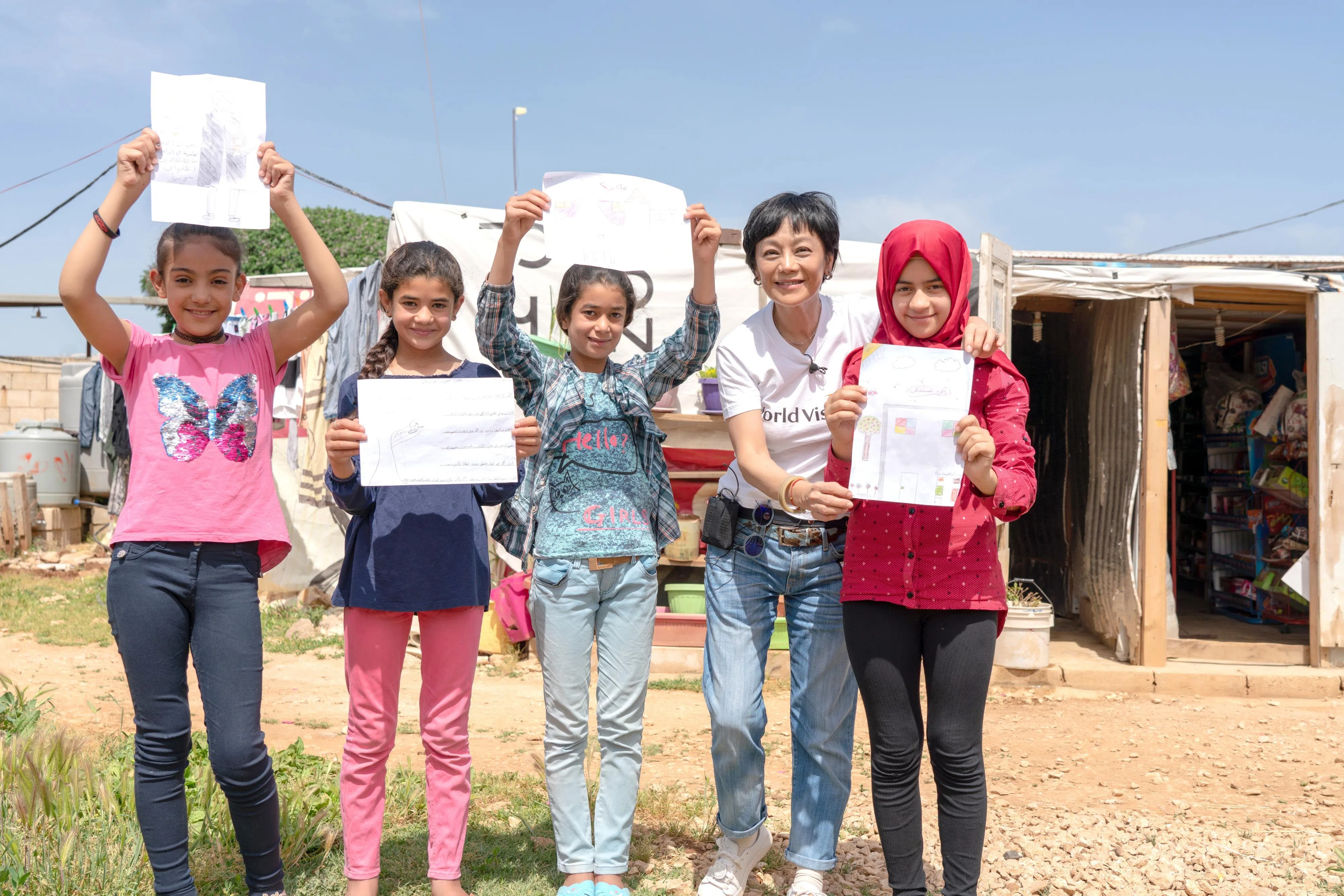 张艾嘉（右二）坚信孩子们必须接受教育，才有机会摆脱困境，有尊严地生活。（世界宣明会提供）