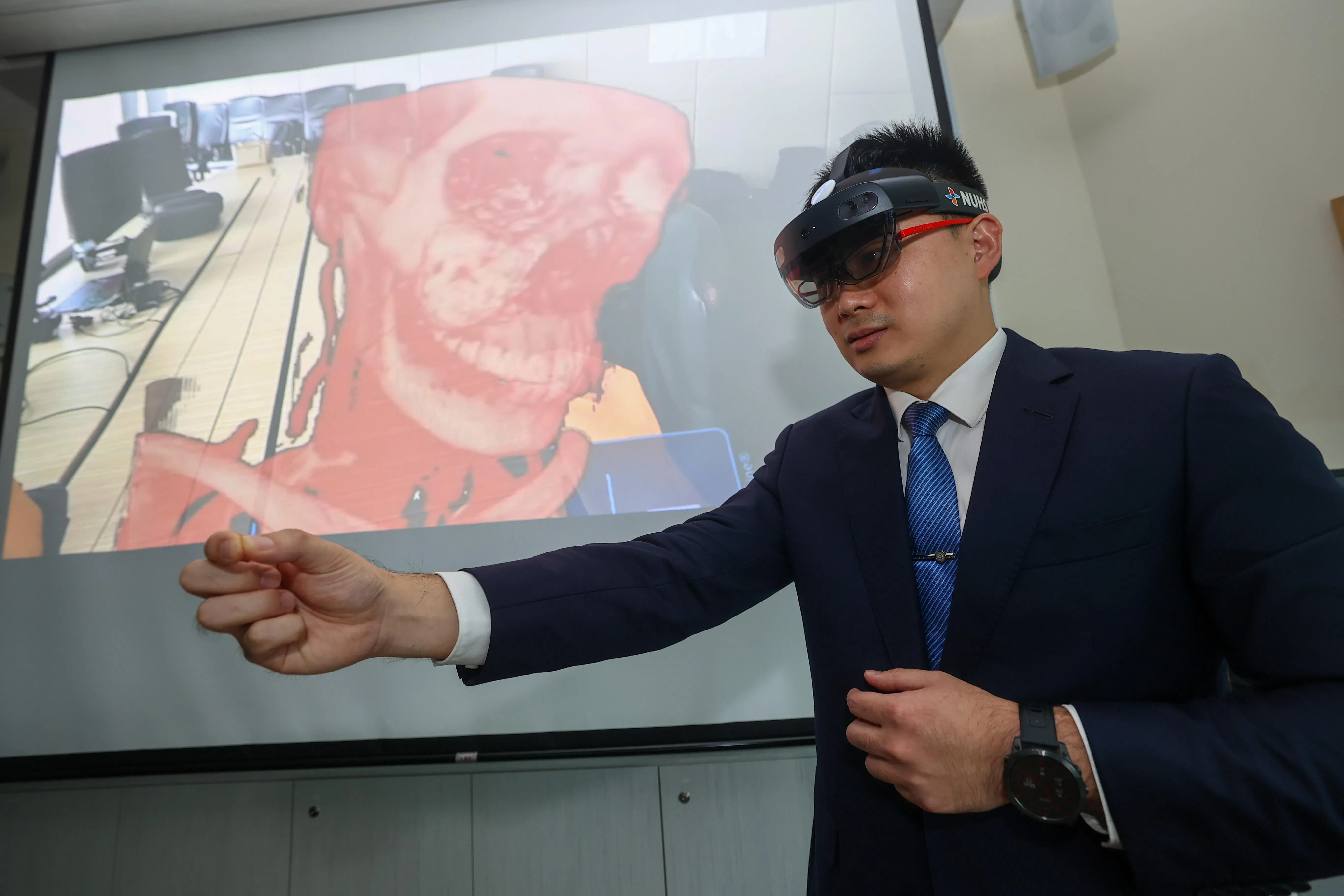 国大医学组织助理集团首席技术官兼国大医院肝胆外科顾问医生高羽嘉通过混合实境，头戴设备观察患者的头部三维全息图，从而确定患者的肿瘤或癌变位置。（陈渊庄摄）