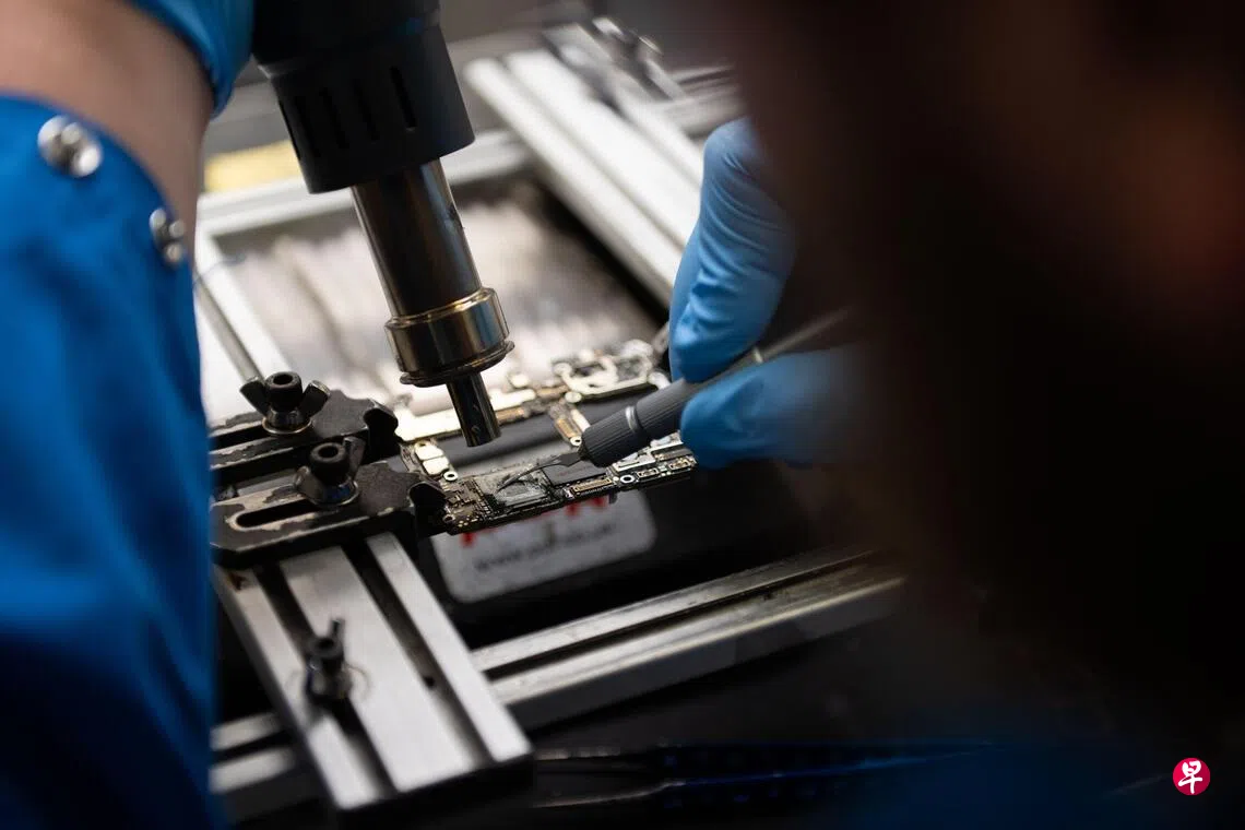 ����������Ա�ƣ���о�����������ʾ����ṩ��Ƭ�����豸��ͼΪ2023�꣬һ��ר�����ڴӻ�ΪMate 60 Pro�����ֻ���ȡ������о���ʣ�SMIC�����������9000��Ƭ�� �������磩