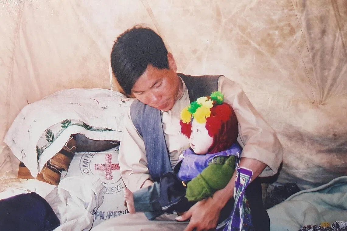 王德扬在偏远村落为一名腹泻儿童看诊。（受访者提供）