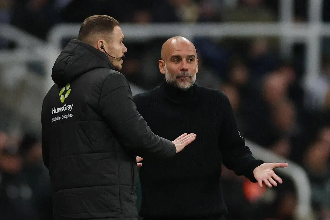 曼市主帅瓜迪奥拉因不满场上判罚而几次找裁判理论。（路透社）