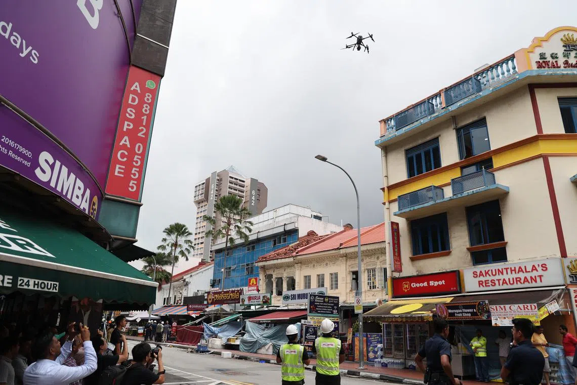 有关当局出动无人机，飞到受影响店屋上空，排查安全隐患。（陈斌勤摄）