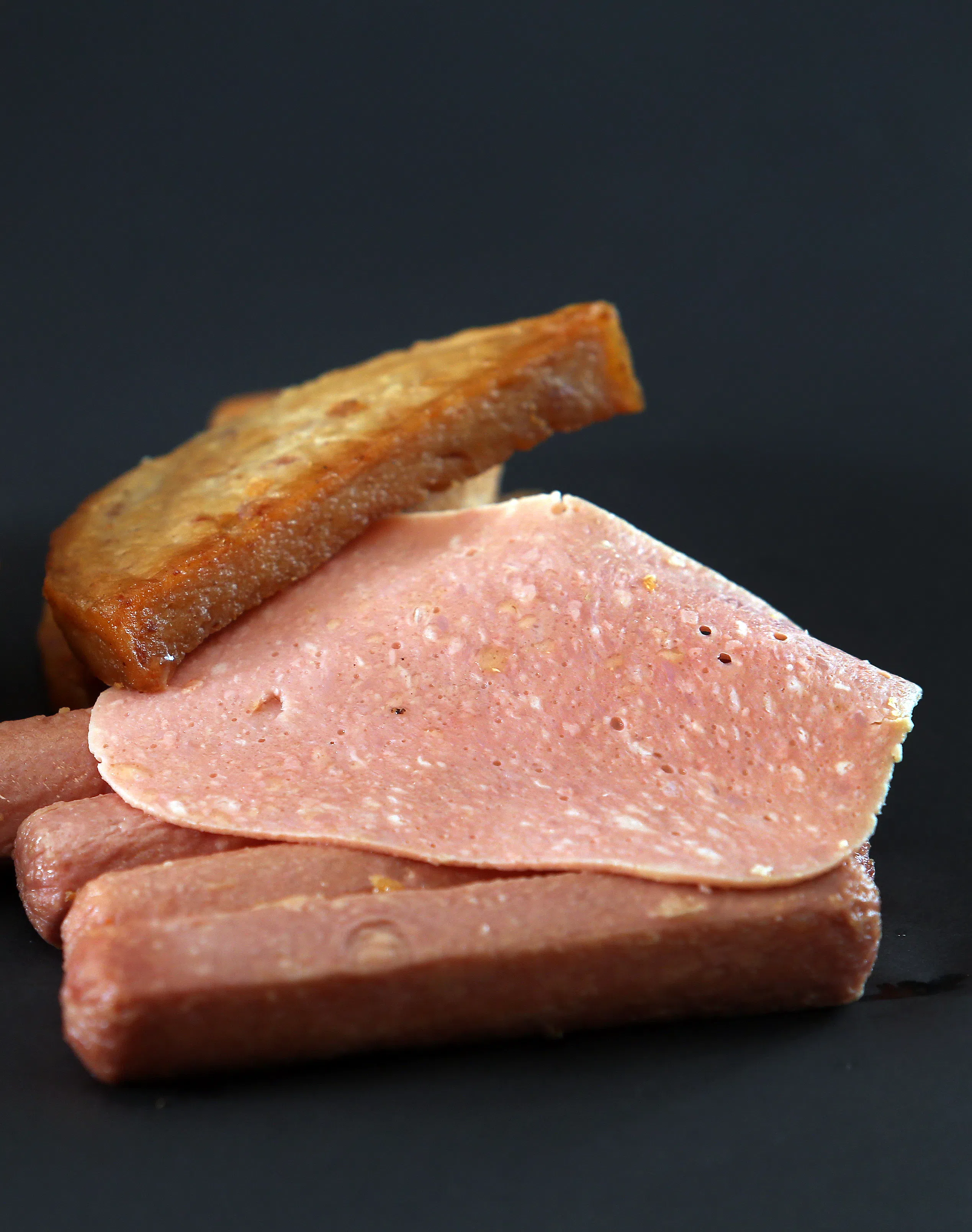 保持饮食健康，应少吃加工食品如香肠、火腿、午餐肉等。（档案照）
