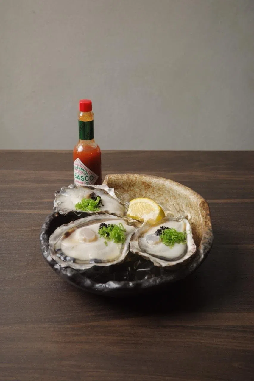 日本兵库县特大生蚝肉质鲜嫩，味道甘甜爽口。（餐馆提供）