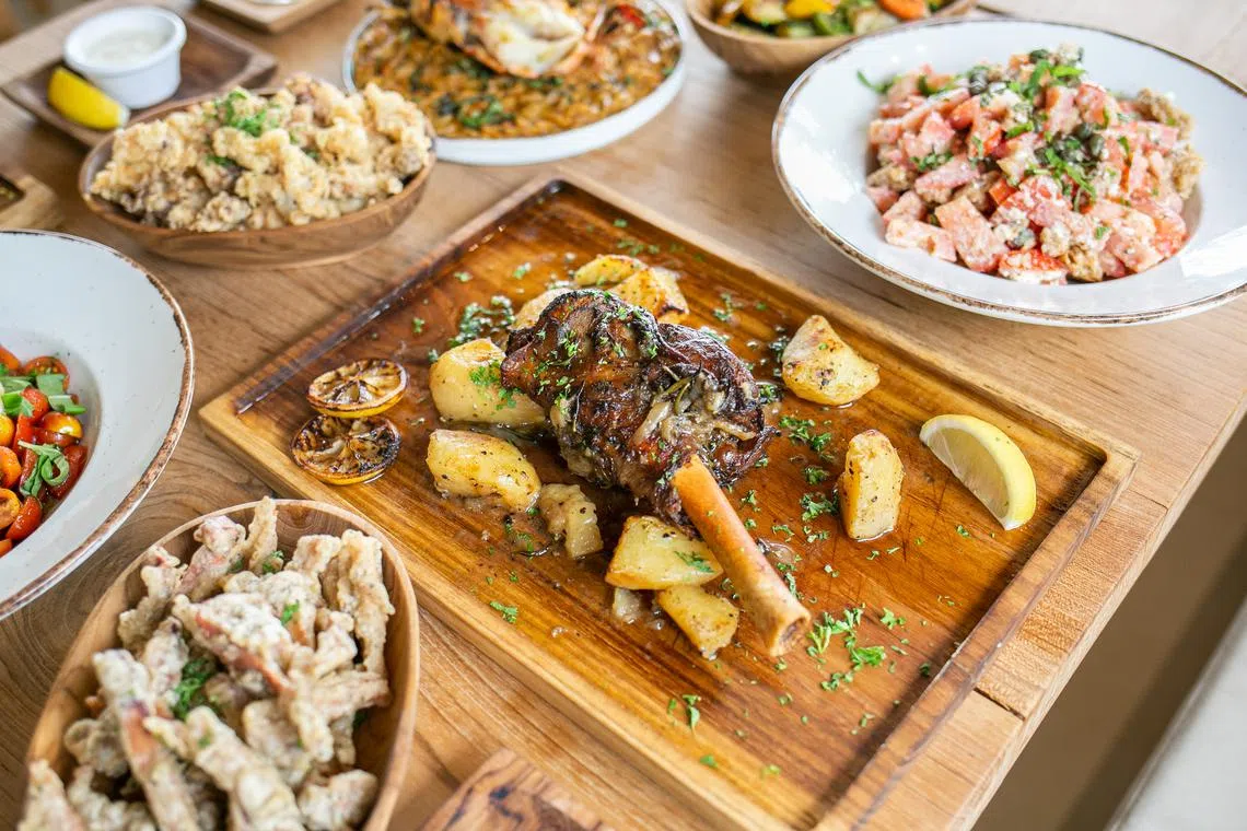 新西兰草食羊扒仅用海盐、黑胡椒和橄榄油调料，充分展现希腊菜的原始美。（餐馆提供）