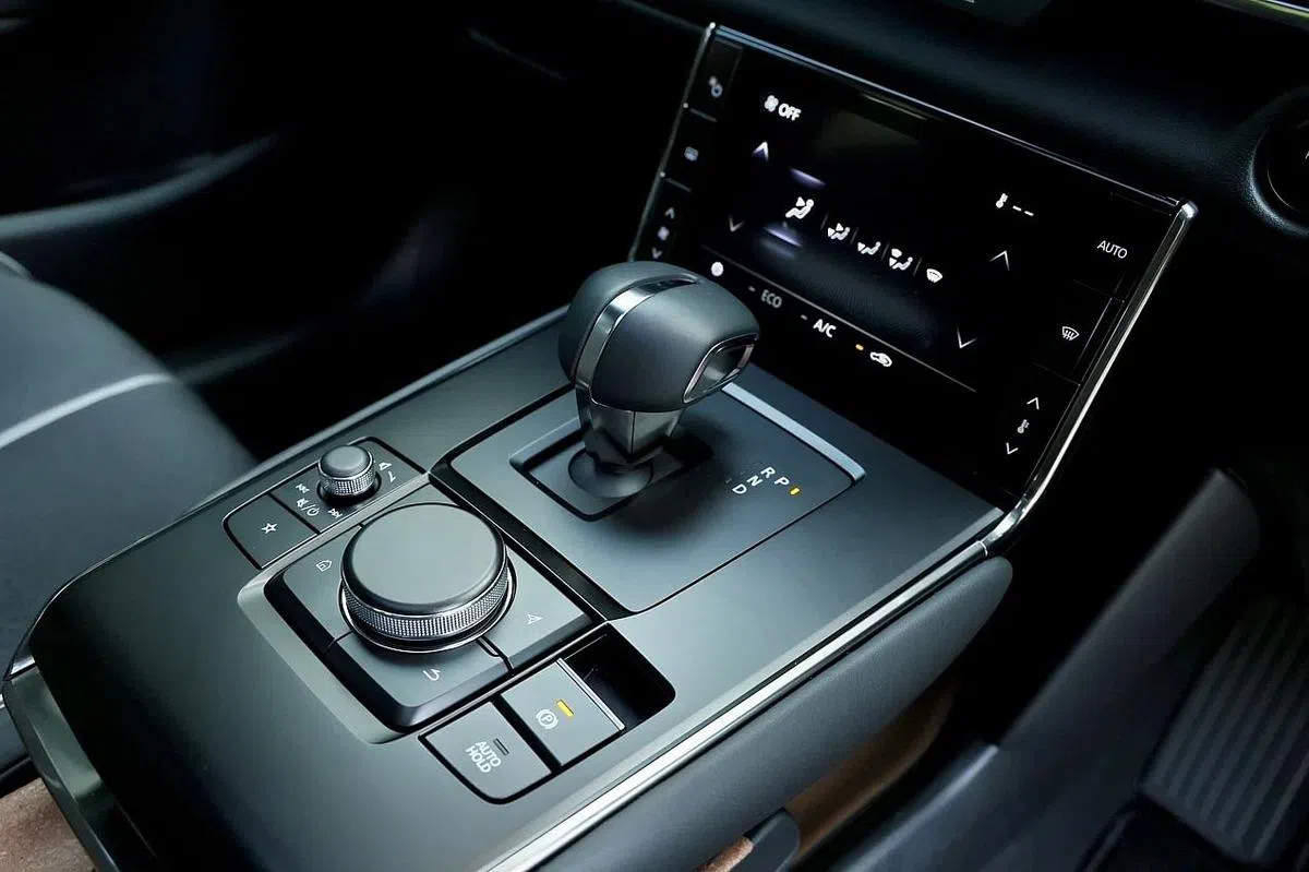 中控台设置一个7英寸的液晶屏，可用来调控冷气。（龙国雄摄）