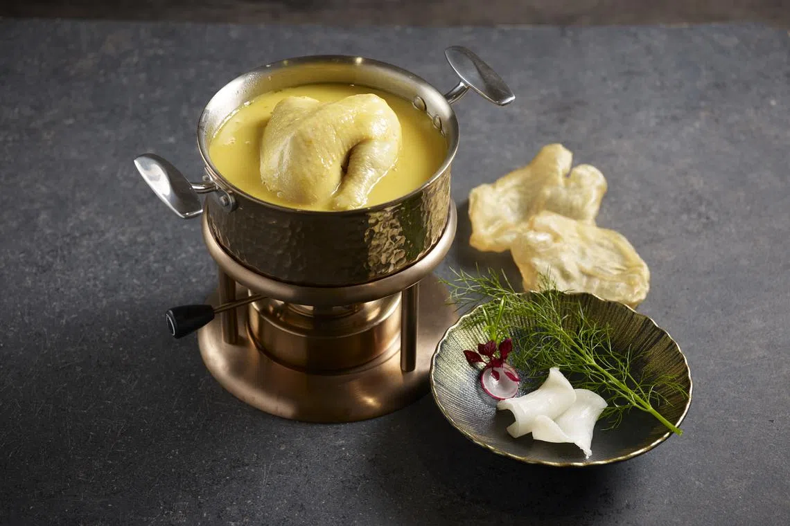 美滋锅尊鲜厢房专属的花胶走地鸡养生锅。