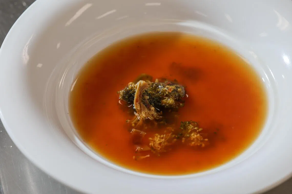 这款产品以重要滋补食材为基底，结合了西式烹饪风味相结合，旨在让更多消费者较容易接受养生汤品。（张俊杰摄）