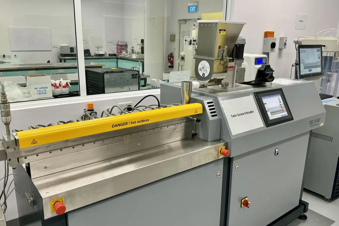 研究团队使用双螺杆挤压机，不断调整参数和设置，变换温度、压力和进料速率，制作出美味的健康零食。（共和理工学院提供）