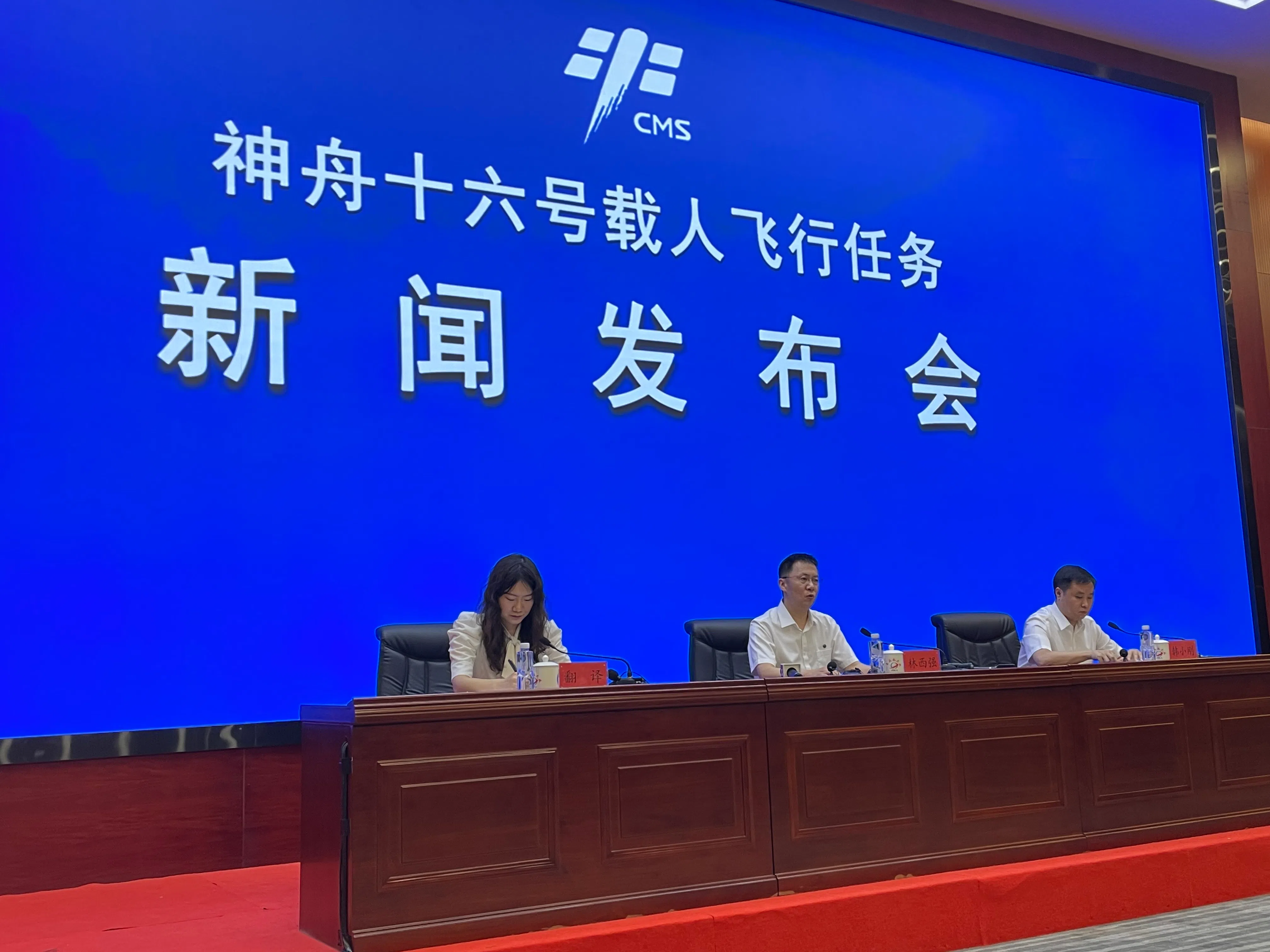 中国载人航天工程新闻发言人、工程办公室副主任林西强（中）星期一（5月29日）在发布会上介绍神舟十六号载人航天任务的有关情况。（黄小芳摄）