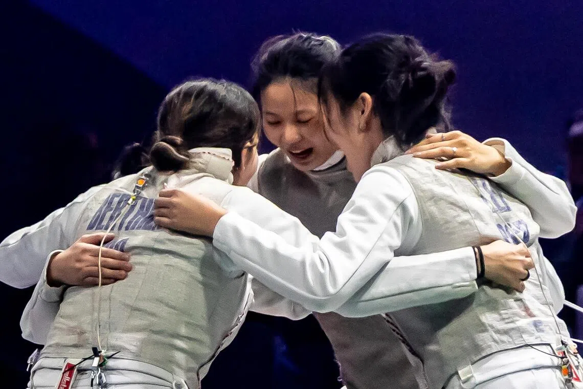 我国花剑女队赛后高兴庆祝。（新加坡全国奥理会提供）