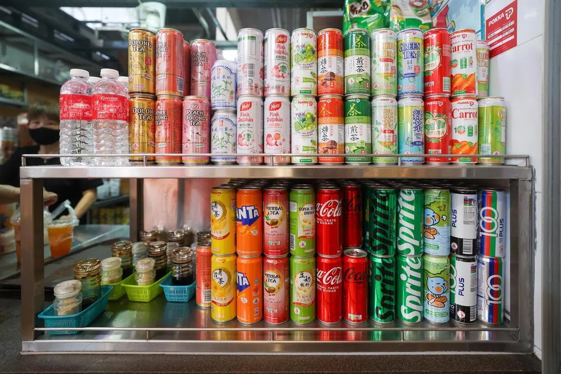 从10月1日起，所有150毫升至3公升铝罐和塑料瓶装饮料，都须贴上押金标签。公众购买这些饮料时，须支付1角押金；到回收站归还空瓶罐后才可取回押金。　（吴先邦摄）