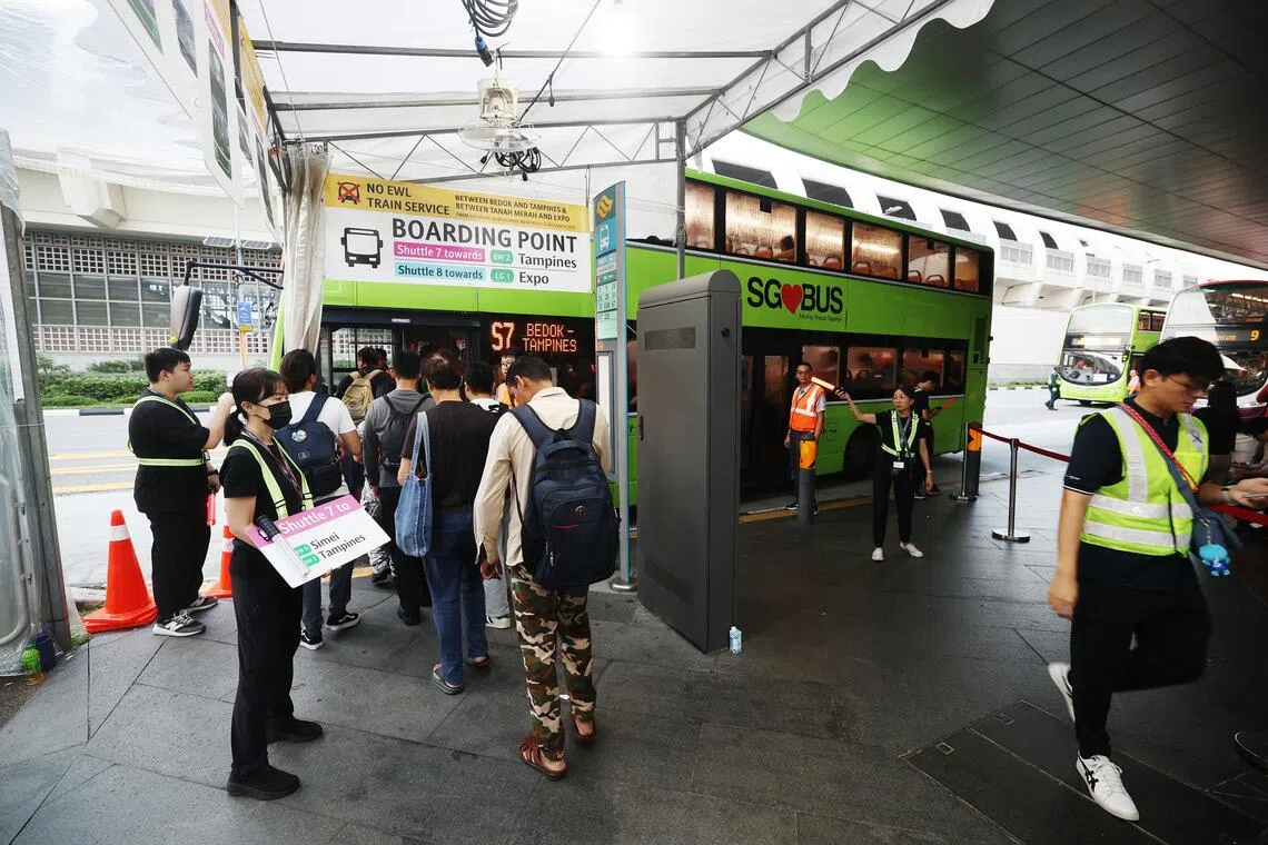 星期一早上，勿洛地铁站外有至少10名工作人员给予指示，告知乘客哪一辆接驳巴士前往哪一个地铁站。（蔡家增摄）