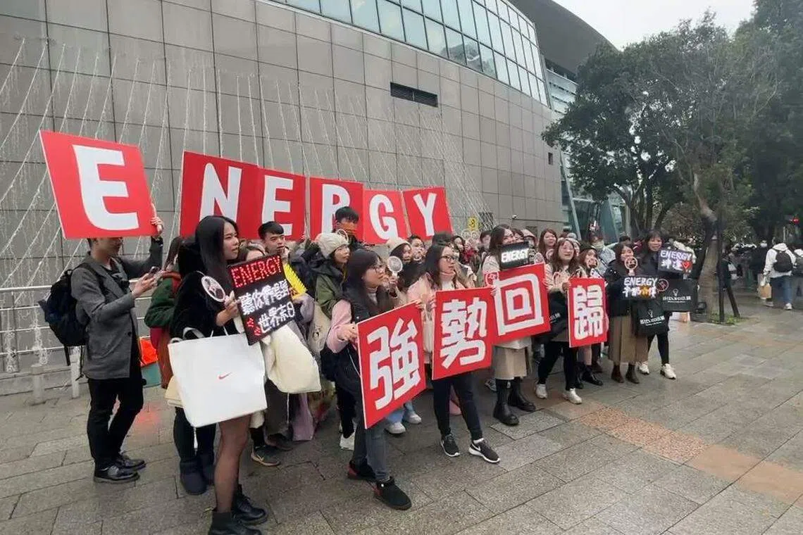 粉丝为Energy复出后的首秀应援，在台北小巨蛋外合影。（受访者提供）