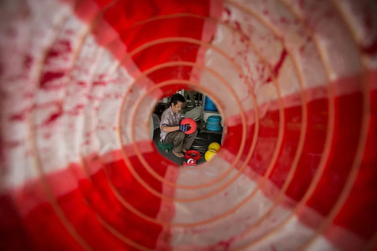 中爪哇省梭罗市，一名制作传统灯笼的师傅正马不停蹄，应付春节订单。（路透社）