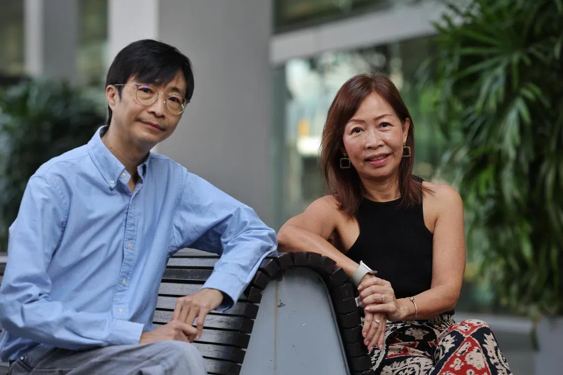 至今累计捐血103次的郑馨月（右）是今年获颁“钻石奖”的五名女性之一。患有罕见遗传性血液病的曾治维（左），如今每三周就需要进行一次定期输血，他在星期六的颁奖仪式上致辞，感谢捐血者的贡献。（唐家鸿摄）