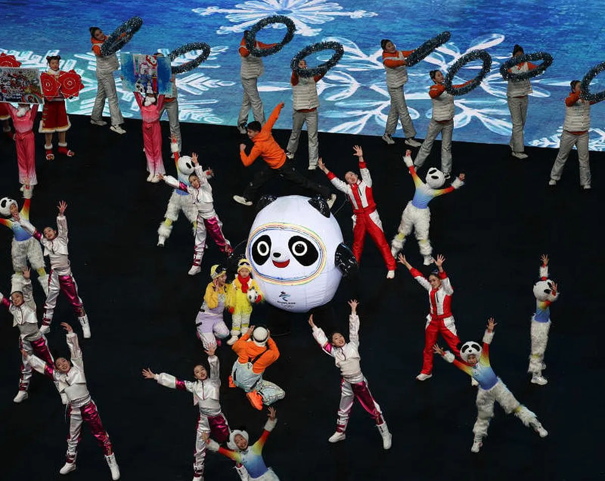 北京冬奥会开幕式表演，画面中间是本次冬奥会的吉祥物之一“冰墩墩”。（新华社）