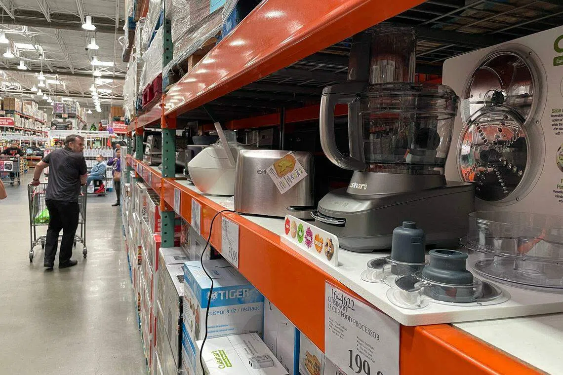 在黑色星期五周末强劲买气的推动下，电子商务产品同店销售额增长6.3％，这个季度的非必需品需求也开始改善。（法新社）