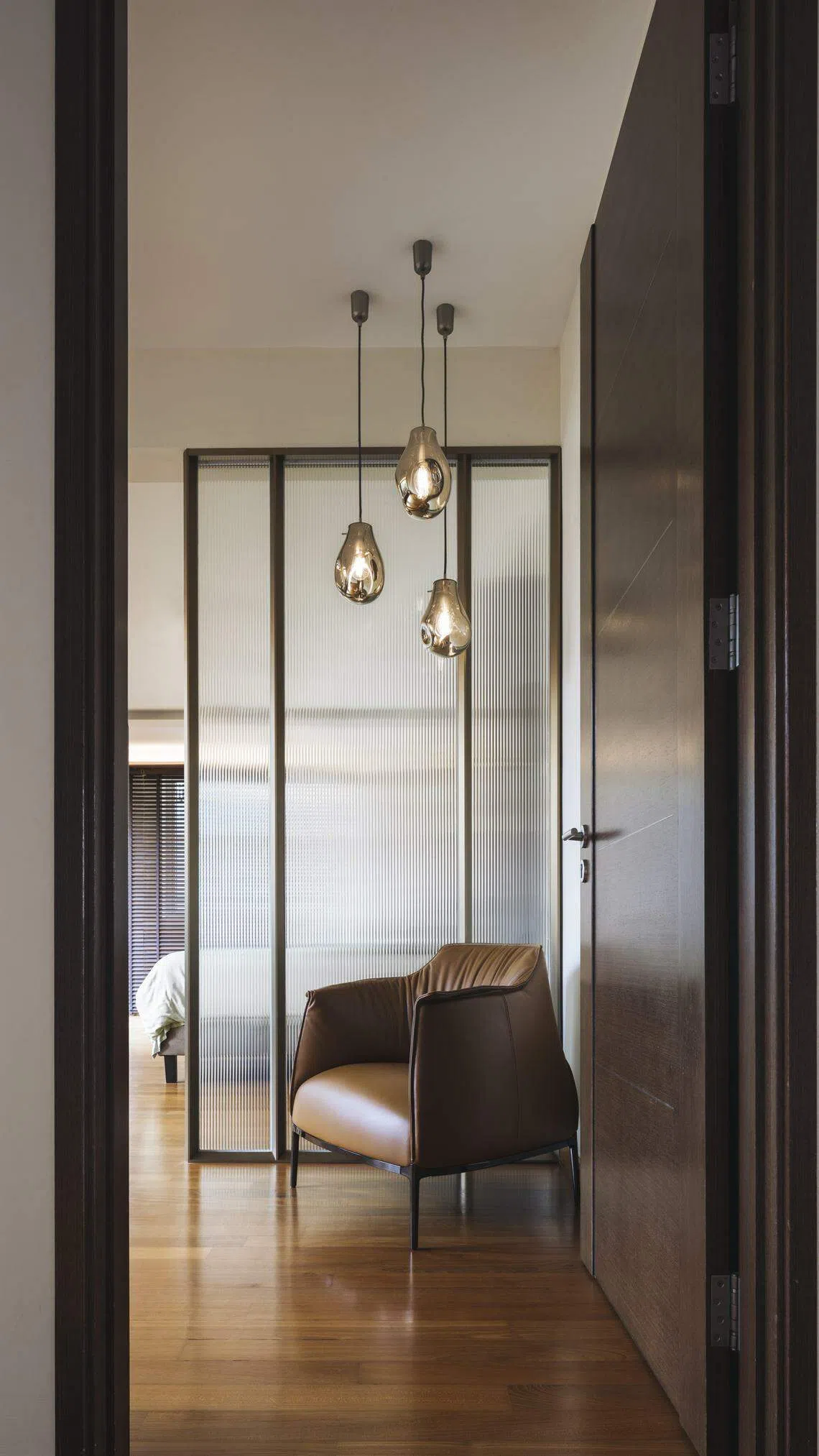 主卧室的竖纹压花玻璃，营造一幅水帘的意象。（Metre Architects）