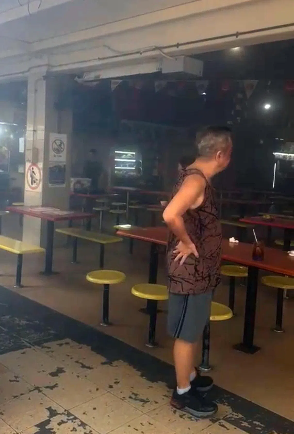 现场烟雾弥漫，摊贩纷纷跑出来查看。（受访者提供）