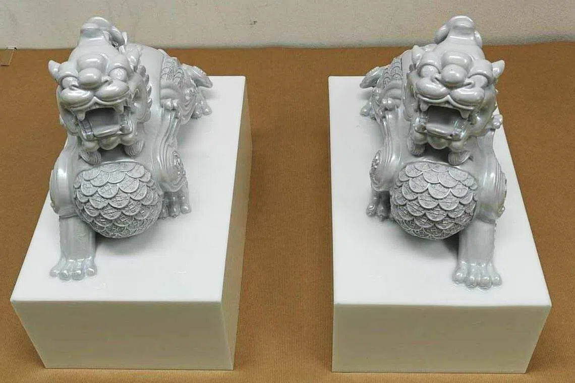 肃毒员从包裹中发现两座石狮雕像。（中央肃毒局提供）