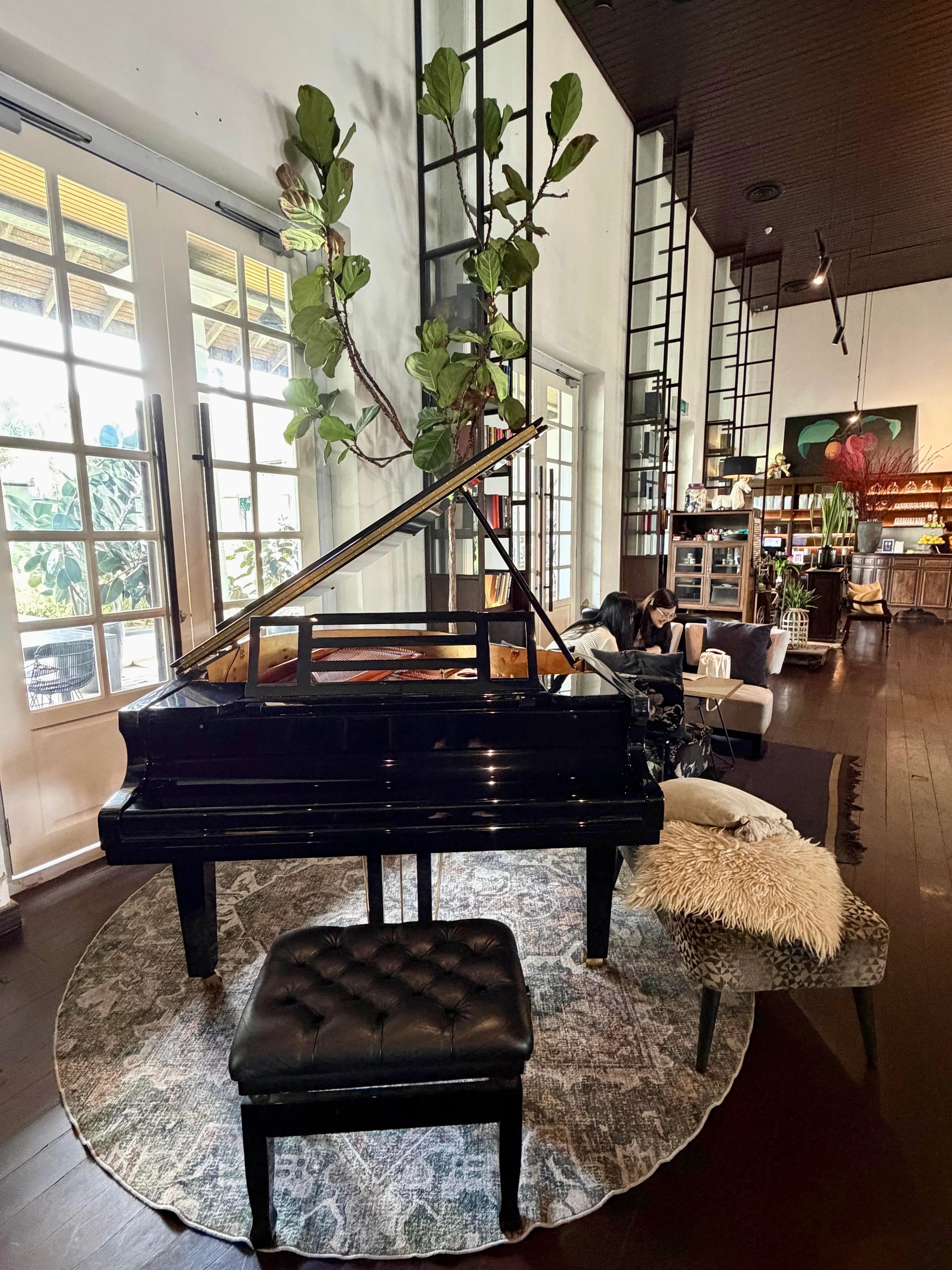 古晋旧法庭里的咖啡馆。（顾功垒摄）