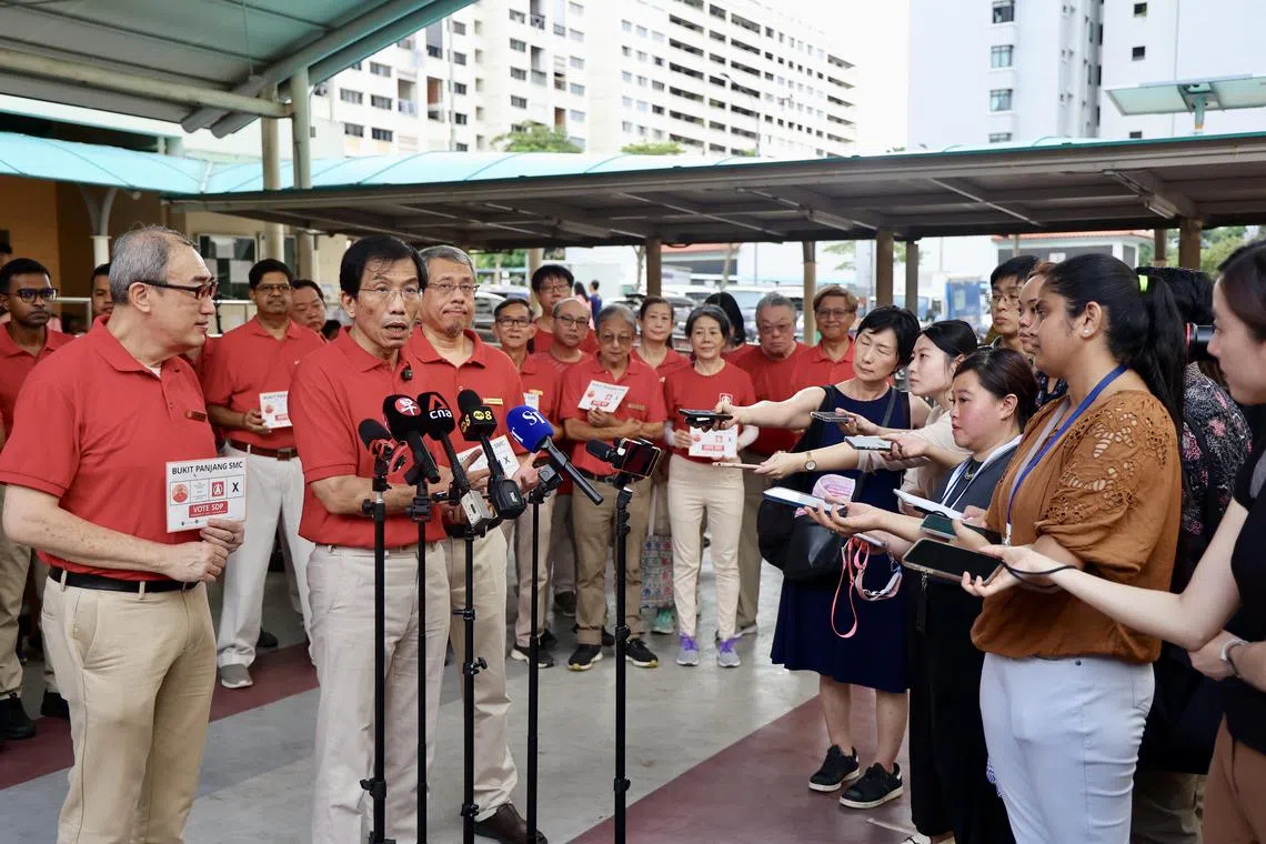 新加坡民主党秘书长徐顺全（左二）星期六率领党员宣布竞选口号。在他身旁的是民主党三巴旺集选区准候选人陈威儒（左一）和达曼胡理（左三）。（陈斌勤摄）