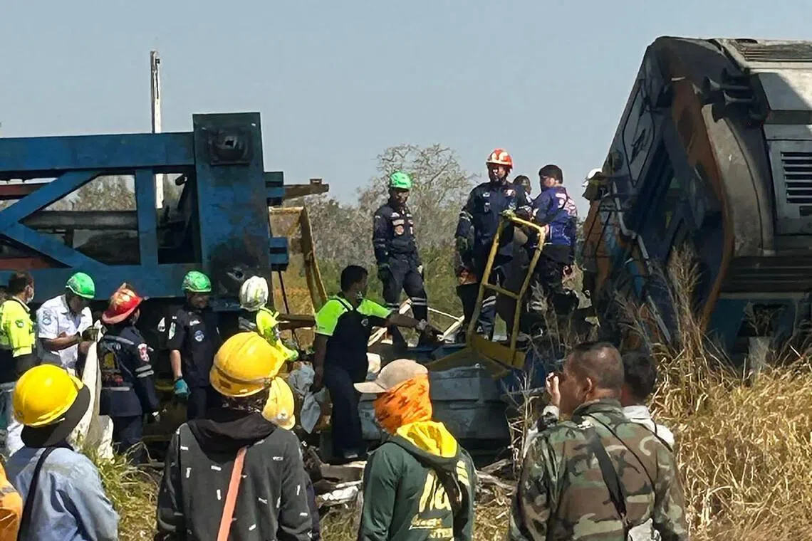 救援人员在被砸中的列车残骸旁救援，获救伤者已送往医院接受救治。（法新社）