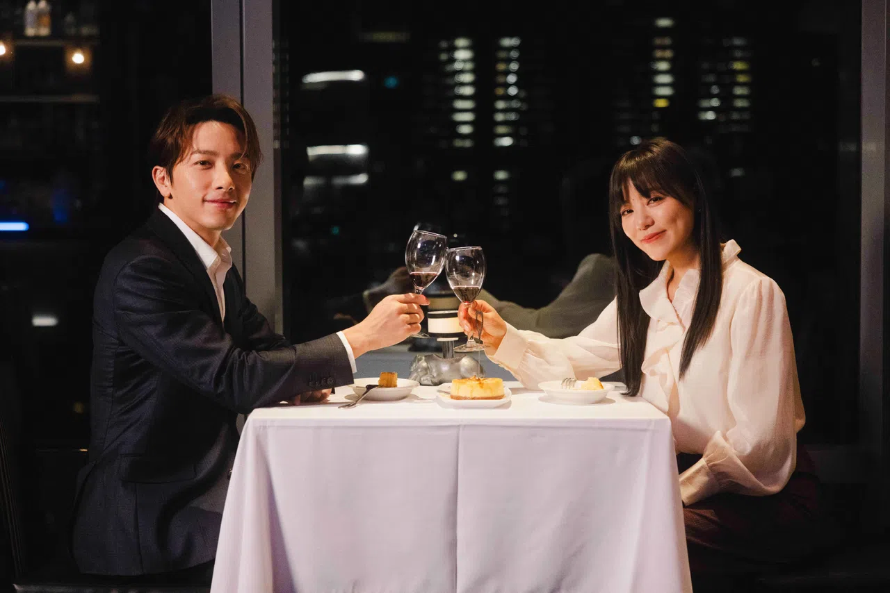 丁当（右）在《最好不要再遇见你》MV中首次与Energy成员坤达合作。（相信音乐提供）