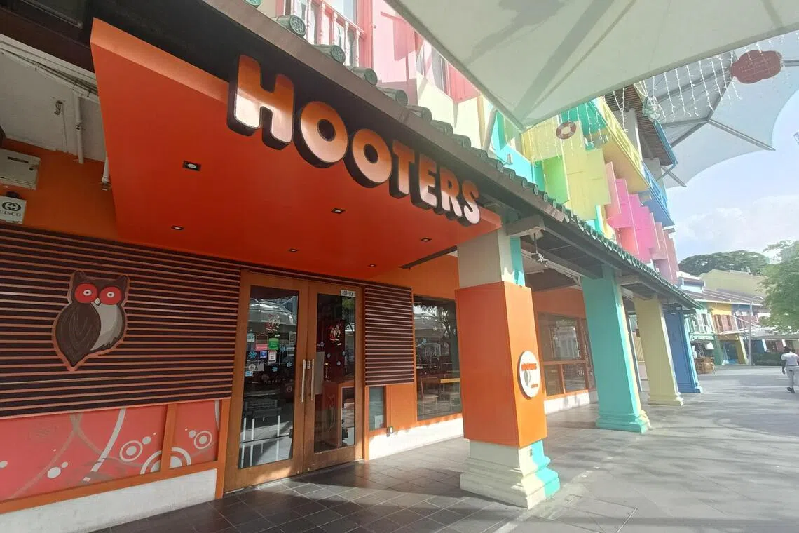 美国连锁餐厅Hooters1996年来新加坡开店，克拉码头门店将在1月31日关闭。餐厅发言人向媒体透露，停业的主要原因是人手短缺和生意低迷。（温伟中摄）