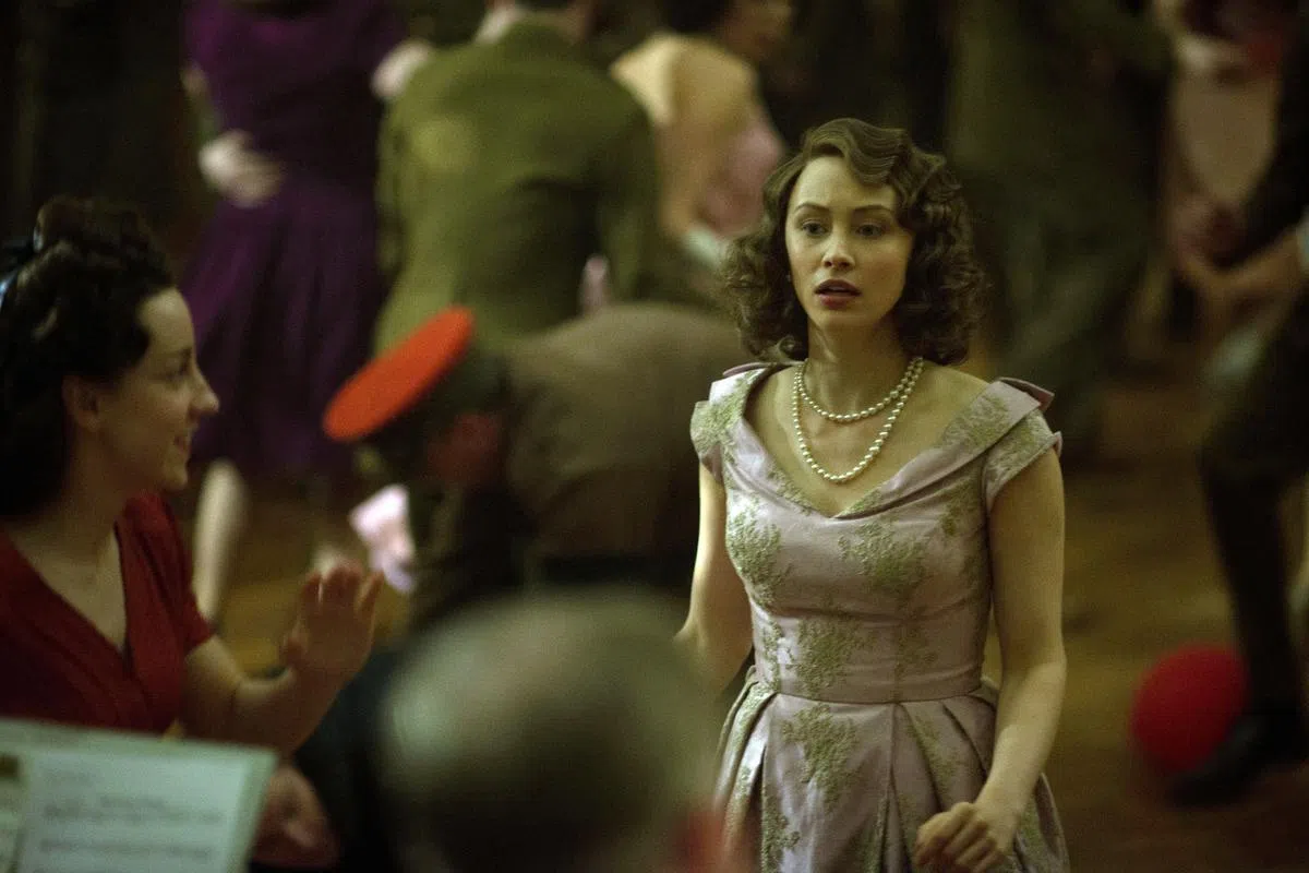 莎拉加顿在《皇家之夜》饰演青春调皮的公主伊丽莎白。（电影剧照）