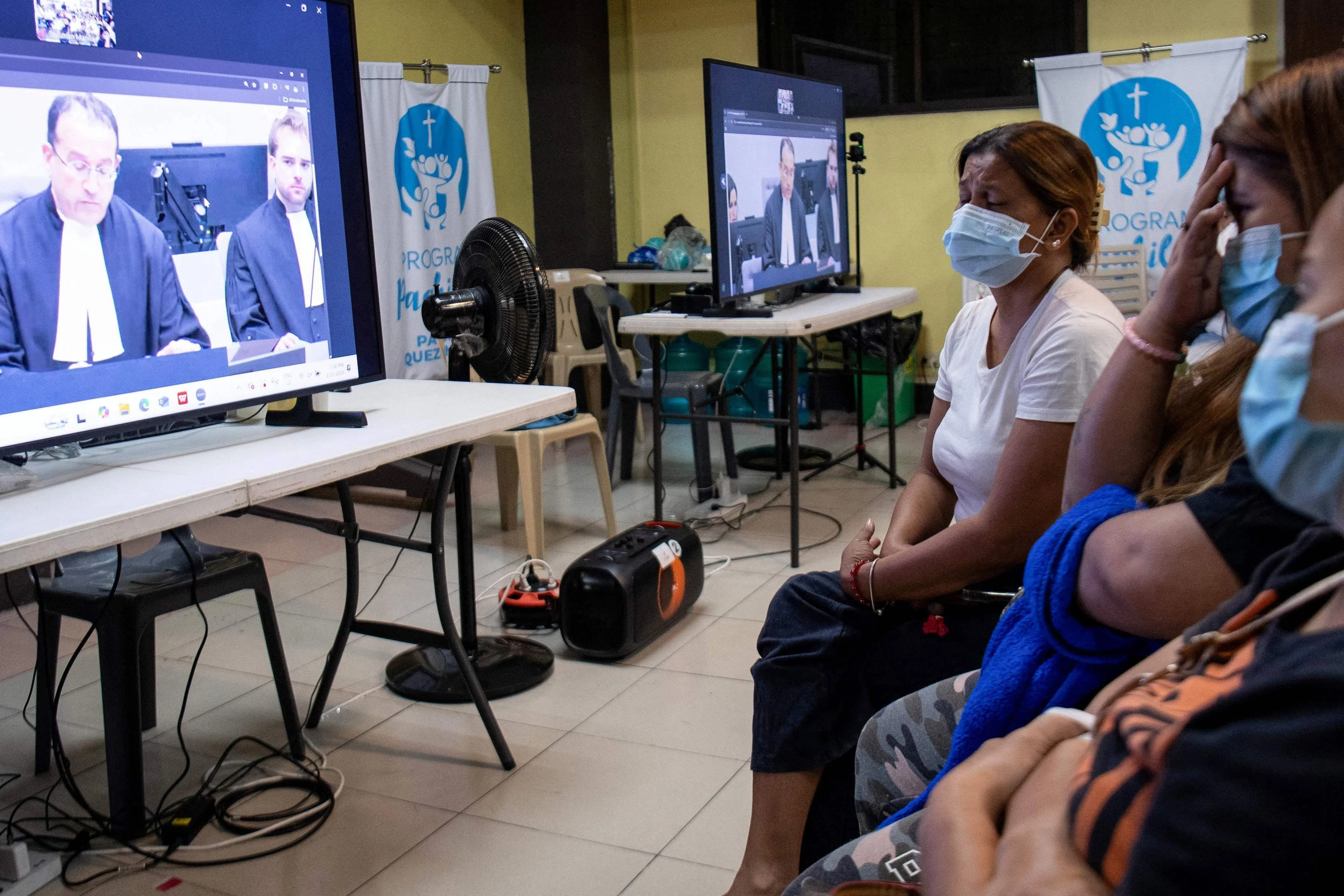 马尼拉一个社区中心直播国际刑事法院对杜特尔特涉嫌反人类罪进行的预审听证会，大约60人守在电视机前观看。（法新社）