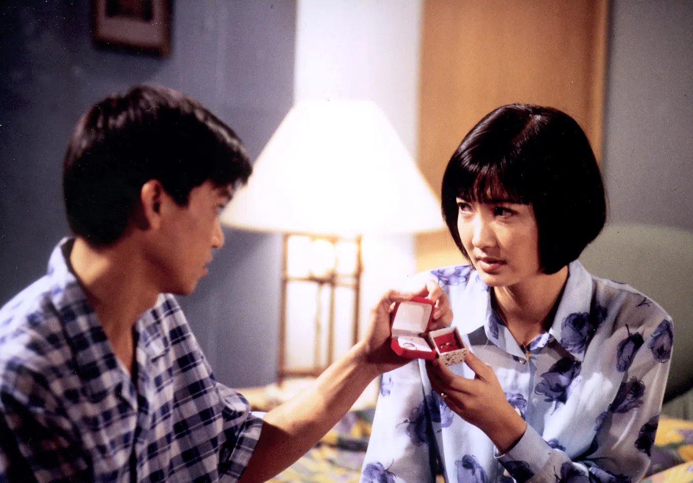 谢韶光（左）在《家人有约》诠释患上失忆及痉挛的角色，黄碧仁（右）饰演他的妻子，两人当年合力“发功”催出观众的眼泪。（档案照）