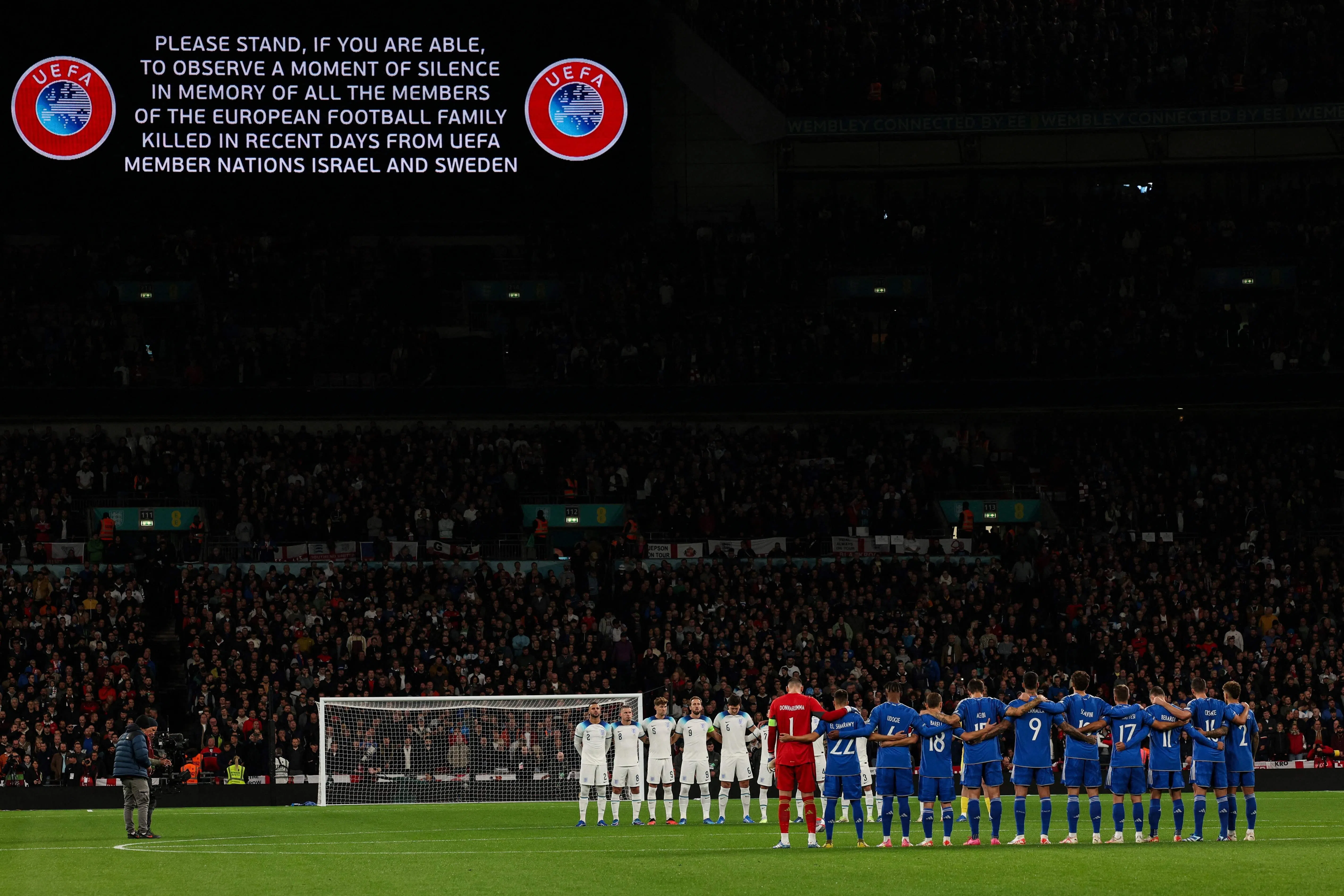 英格兰和意大利球员赛前进行一分钟默哀仪式。（法新社）