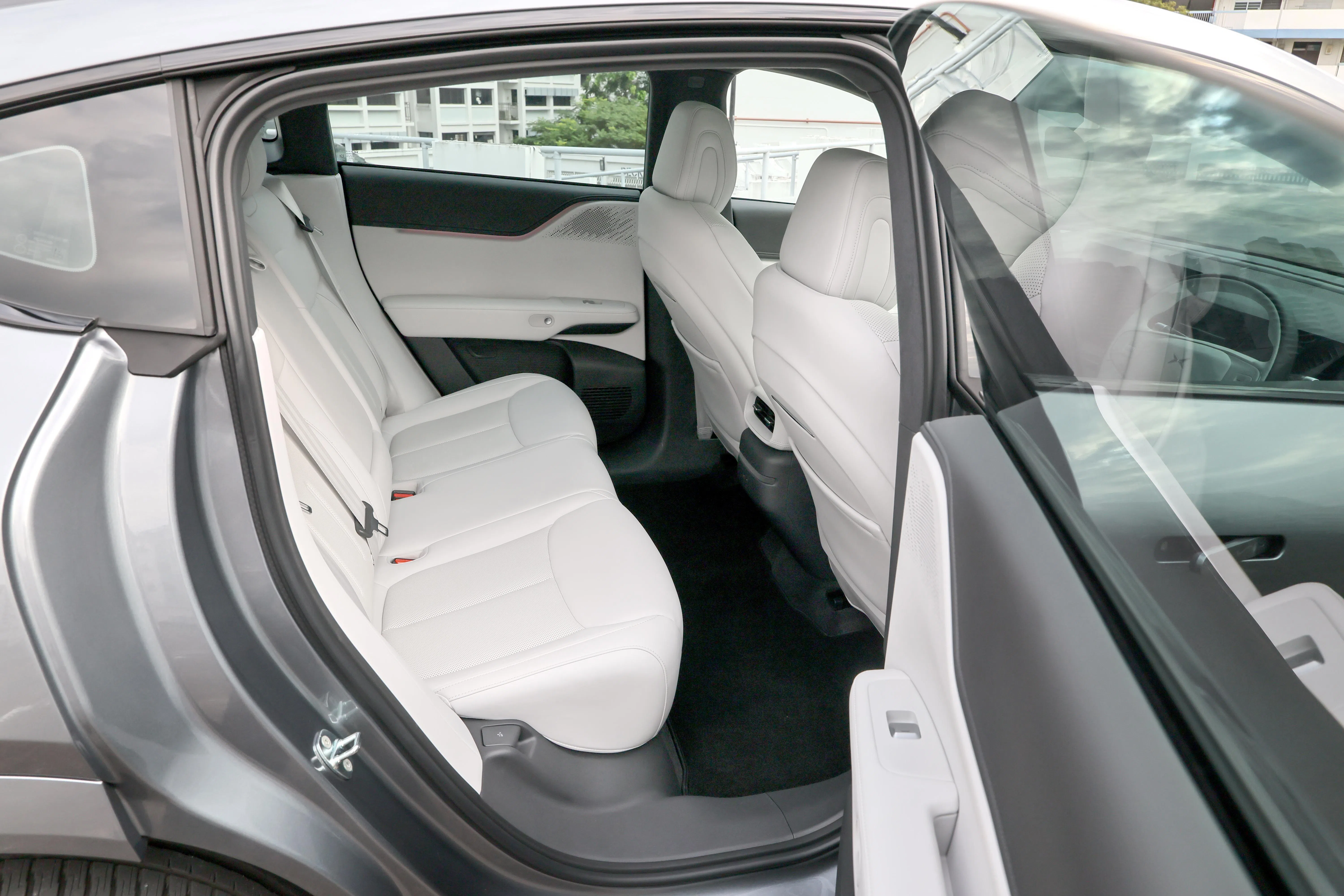 后座空间宽敞，平整地板让乘坐更加舒适。（龙国雄摄）