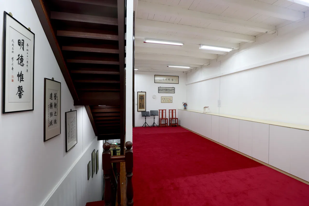 平社二楼红白对比鲜明，靠墙一排储物柜收纳戏曲服饰、道具。（龙国雄摄）