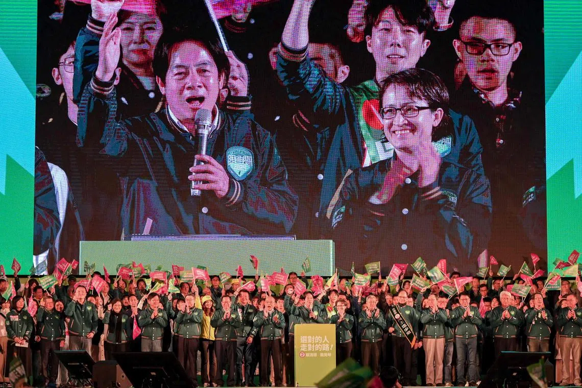 台湾执政的民进党总统候选人赖清德（左）和副手萧美琴（右）星期五（1月12日）晚间在新北板桥办的造势活动，宣称吸引超过20万人到场。（法新社）