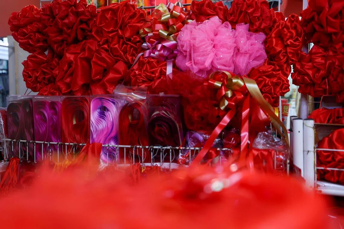 郑愉制作的绣球，寓意吉祥、喜庆、好事连连，象征对新人未来婚姻生活的美好祝愿，以及对家庭团圆幸福的期盼。﻿（白艳琳摄）