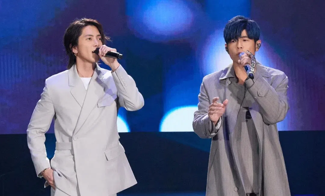 山下智久（左）担任周杰伦28日演出的嘉宾。（互联网）