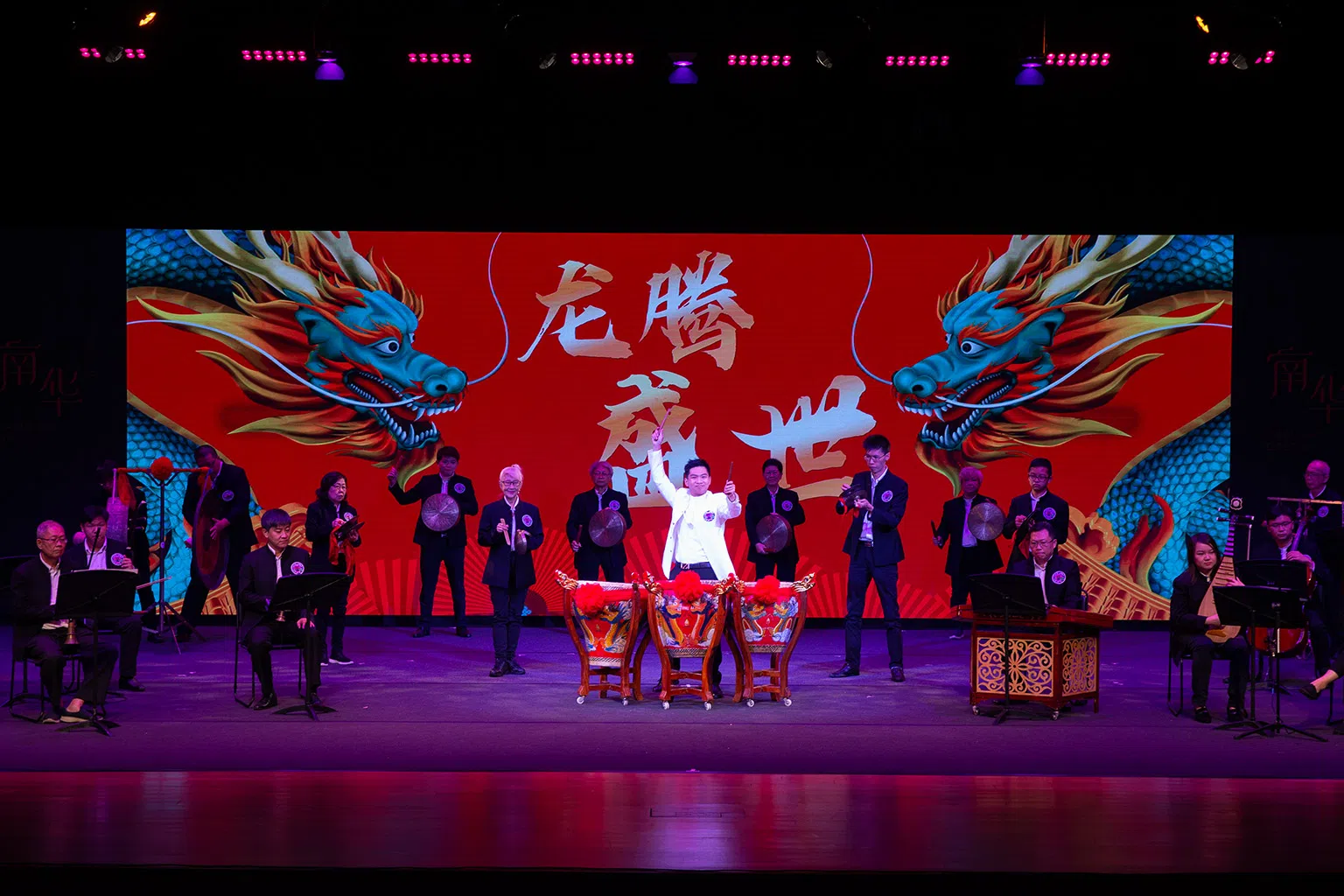 南华潮乐团演奏《龙腾盛世》。司鼓是23岁的高锐楷。（图/南华潮剧社提供）