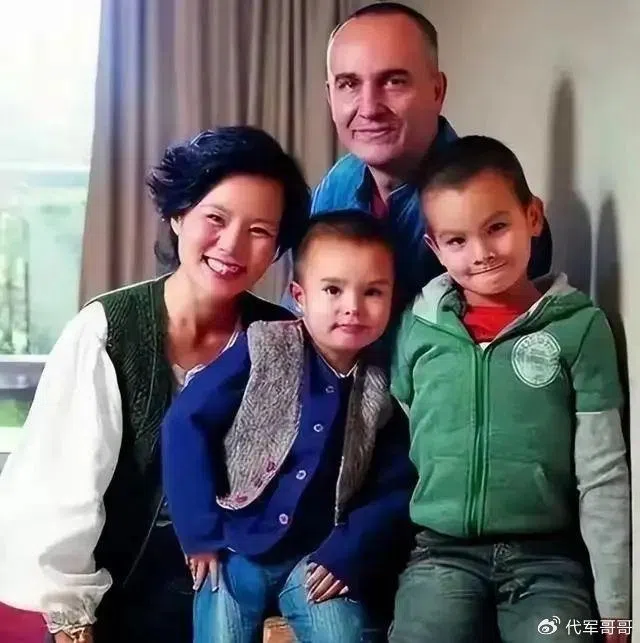龚琳娜（左一）和老公（后）及儿子们昔日家庭美满。（互联网）