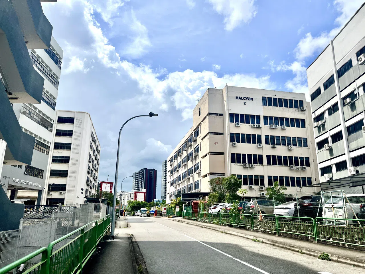 光明工业大厦旁边的斜坡路，左边是Prime Industrial Building，右边较远处是Halcyon 2。（陈映蓁摄）
