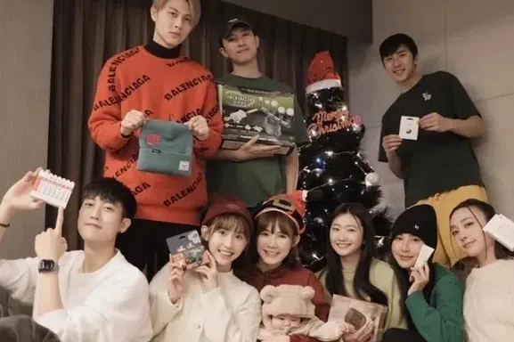 王子（后排左一）手中的绿帽刚好就在范姜彦丰（前排左一）的头上。（互联网）