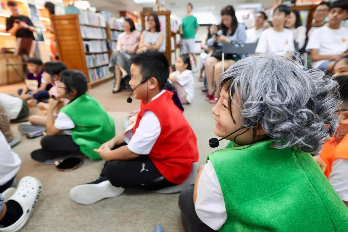 台下小观众和小演员都笑开怀。（陈斌勤摄）