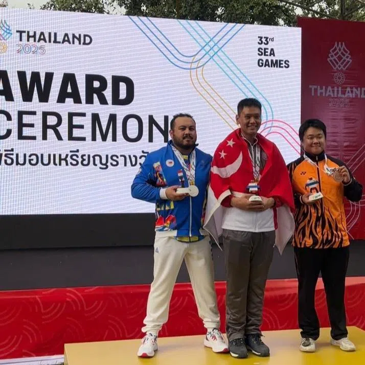 我国射击好手刘江豪（中）打出51分，以一分优势夺金。菲律宾的恩里克斯（左）以50分摘银，马来西亚选手李俊杰（右）以39分获得铜牌。（受访者提供）