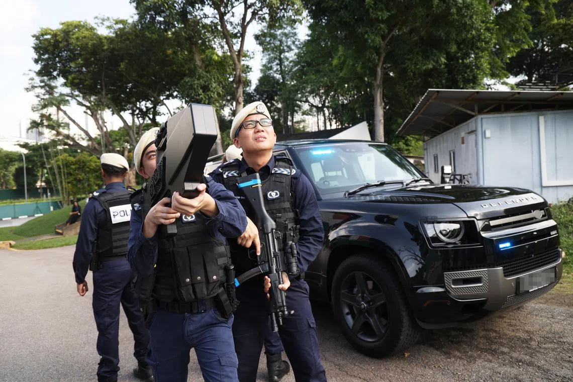 警员随身配备手持无人机干扰设备，发现可疑无人机时能即时“迫降”无人机。（蔡家增摄）