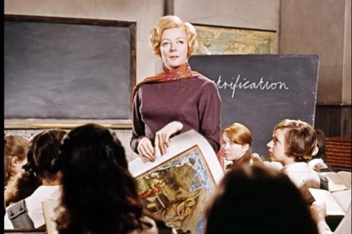 玛吉史密斯凭1969年《春风不化雨》中的热血老师角色，拿下奥斯卡影后宝座。（取自IMDB电影网）