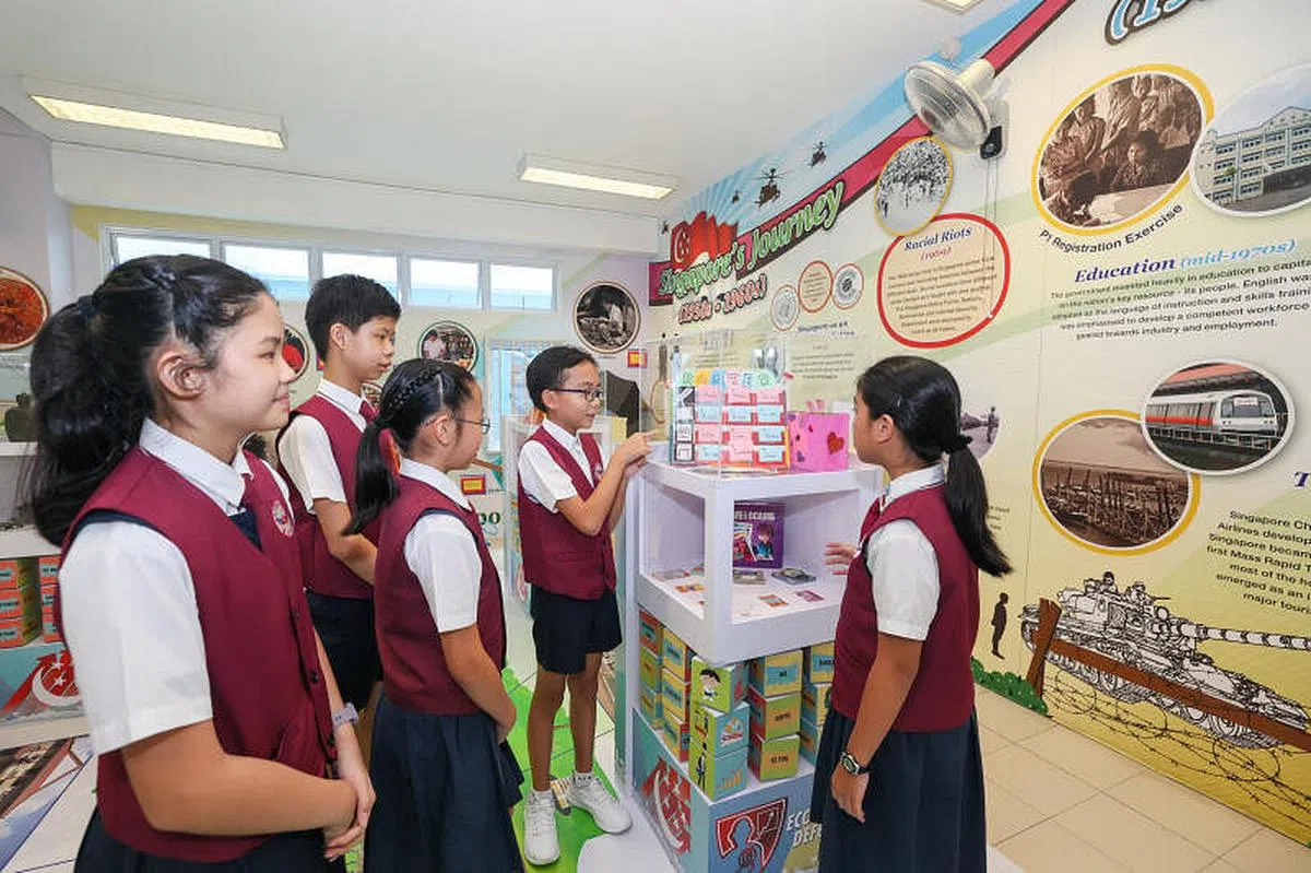 国民教育角落展示的照片和展品，记录着新加坡的发展与变迁的里程碑、本地著名美食和传统行业等，旨在让学生从中了解我国的多元文化和种族。(卓祾祎摄）
